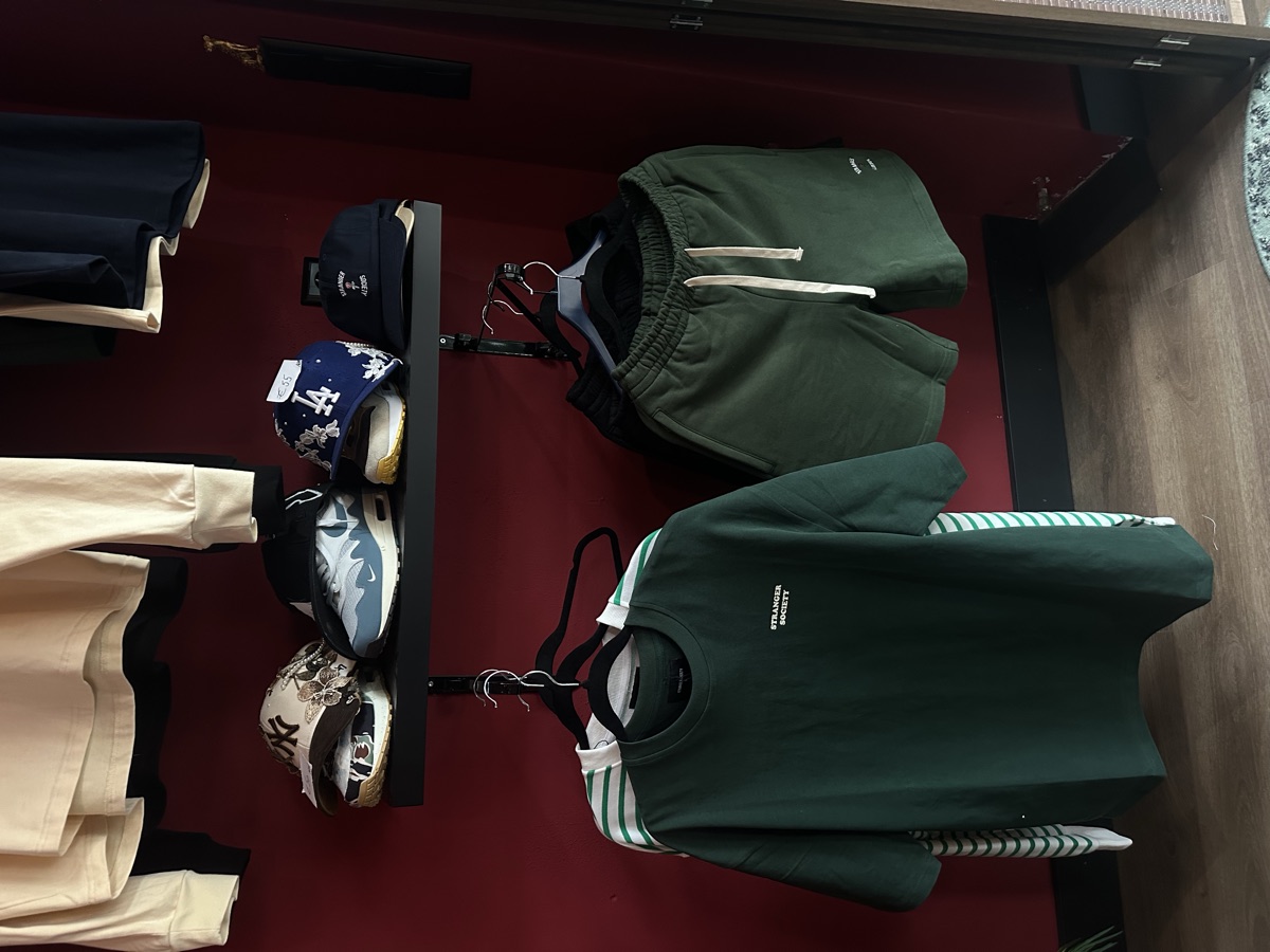 Stranger Society-kleding in de shop