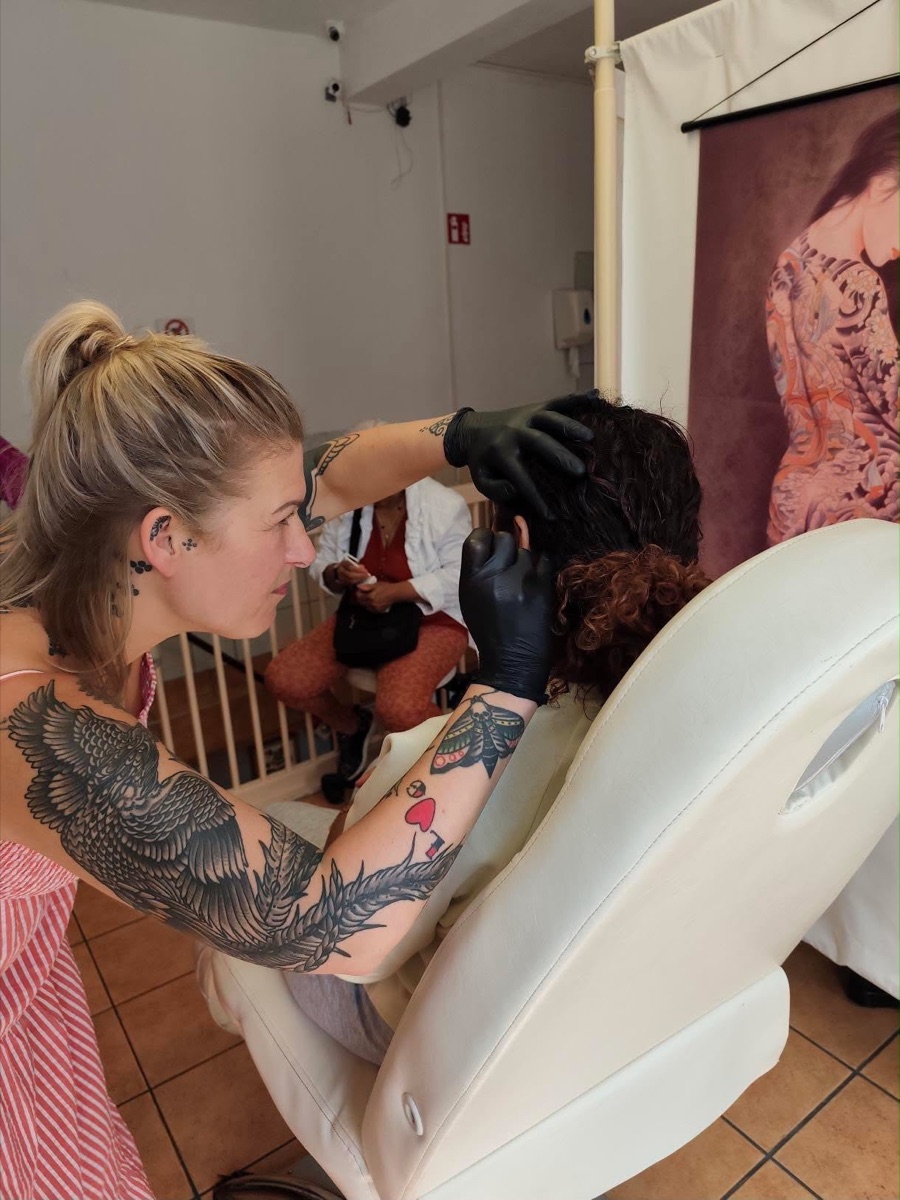Liandra zet een piercing in de studio